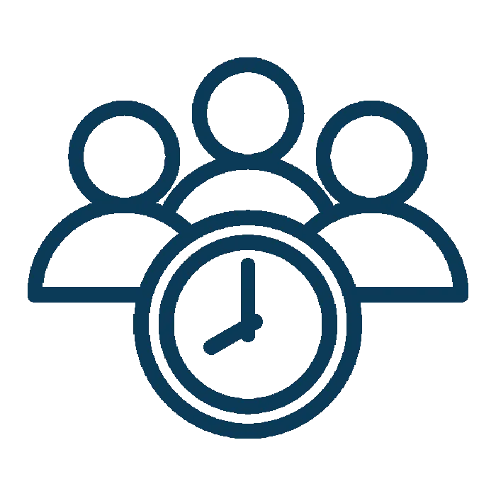 personnes devant une horloge